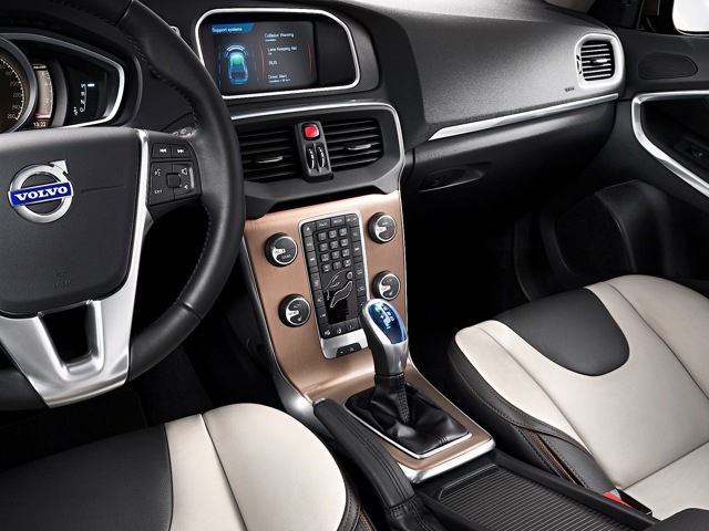 Volvo V40 Cross Country photo 48