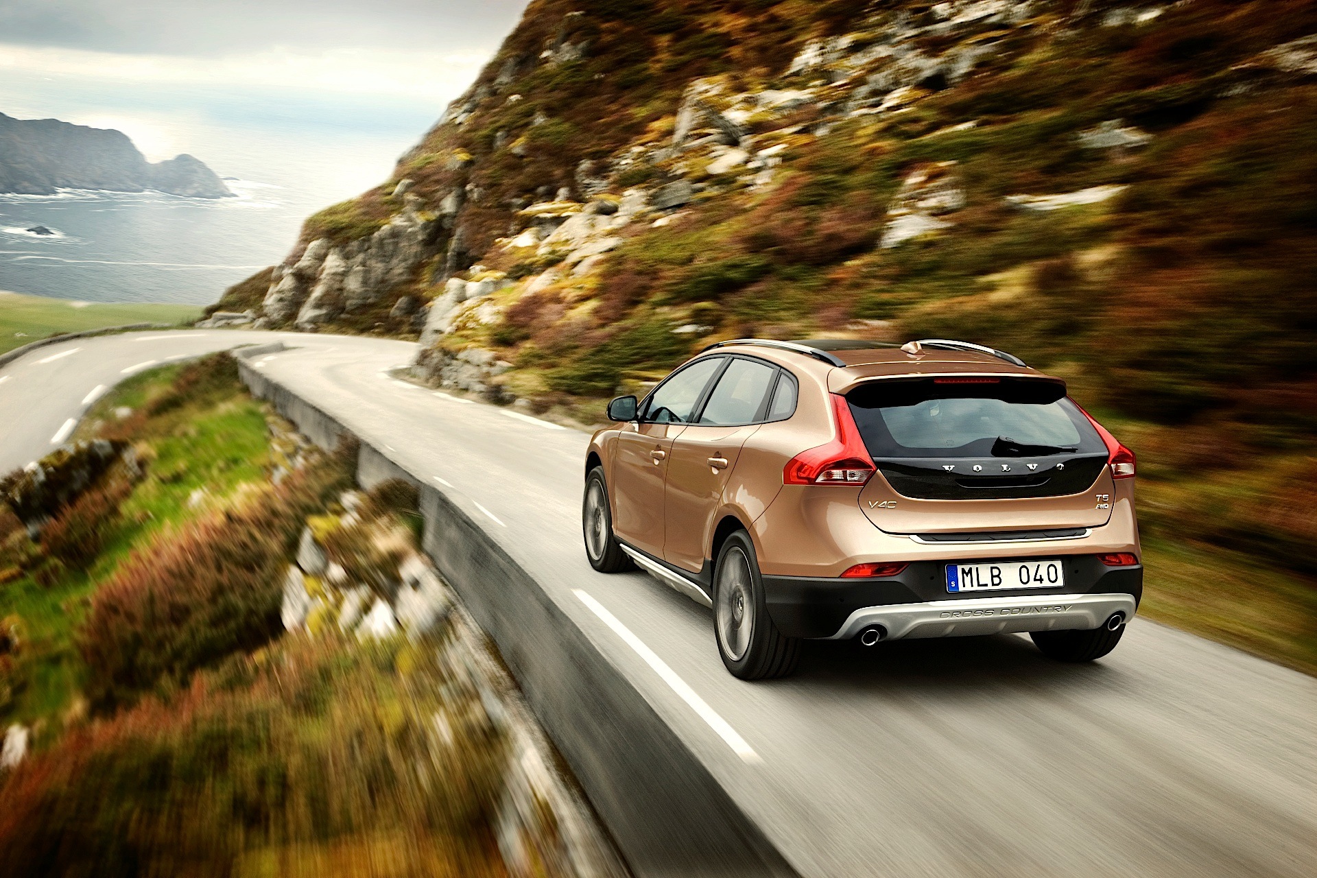 Volvo V40 Cross Country photo 21