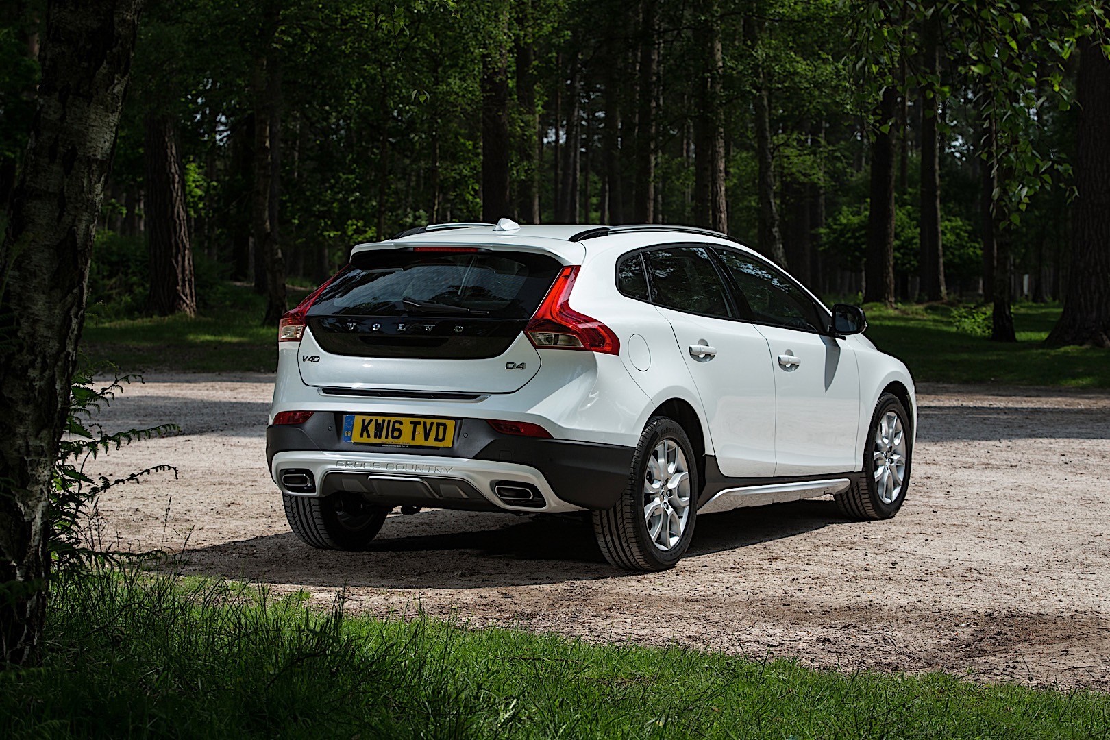 Volvo V40 Cross Country photo 2