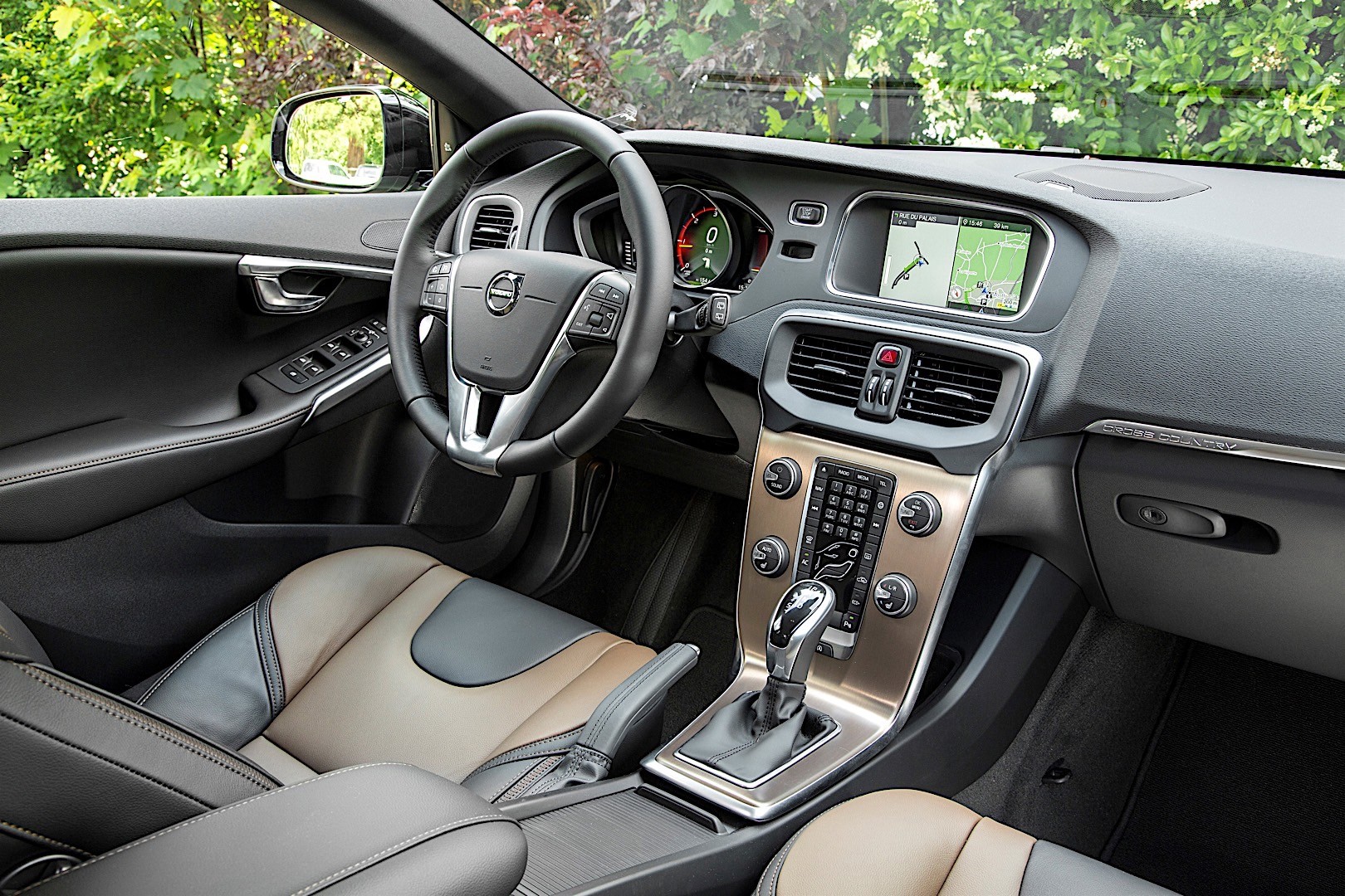 Volvo V40 Cross Country photo 41