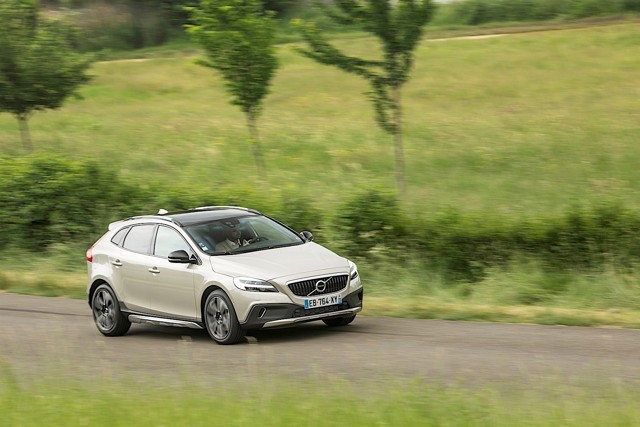Volvo V40 Cross Country photo 11