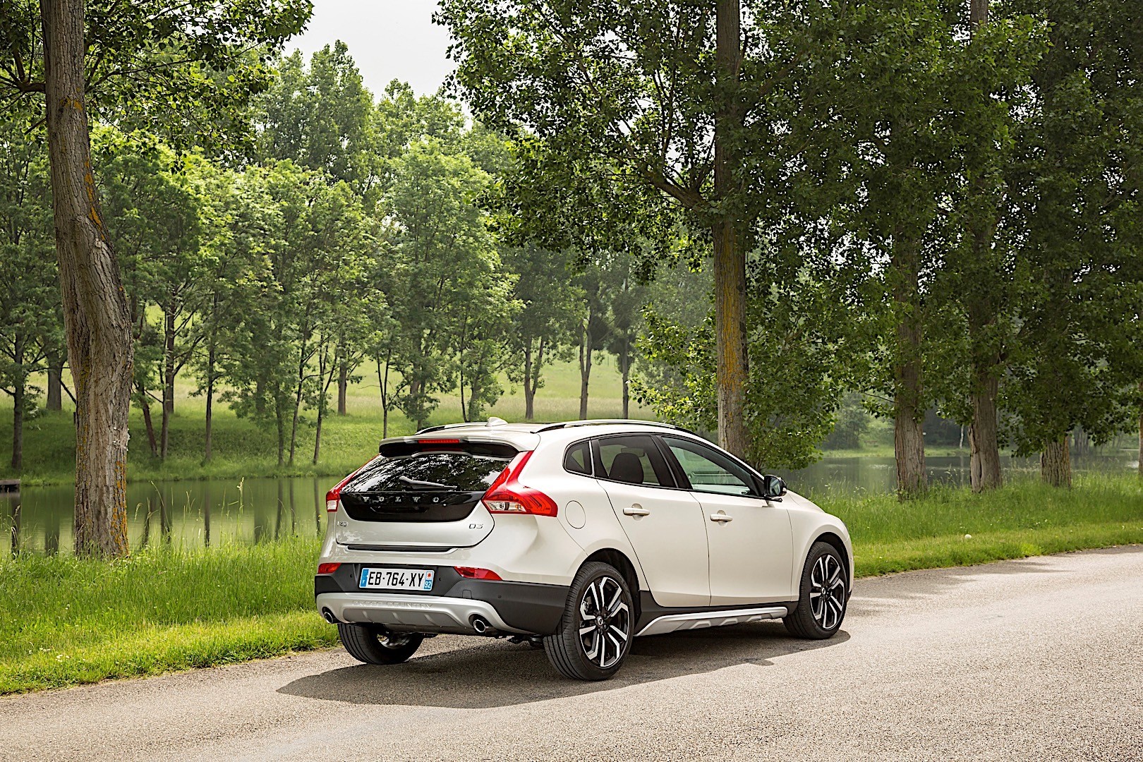 Volvo V40 Cross Country photo 16
