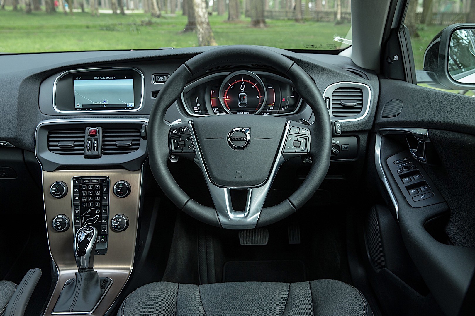 Volvo V40 Cross Country photo 42