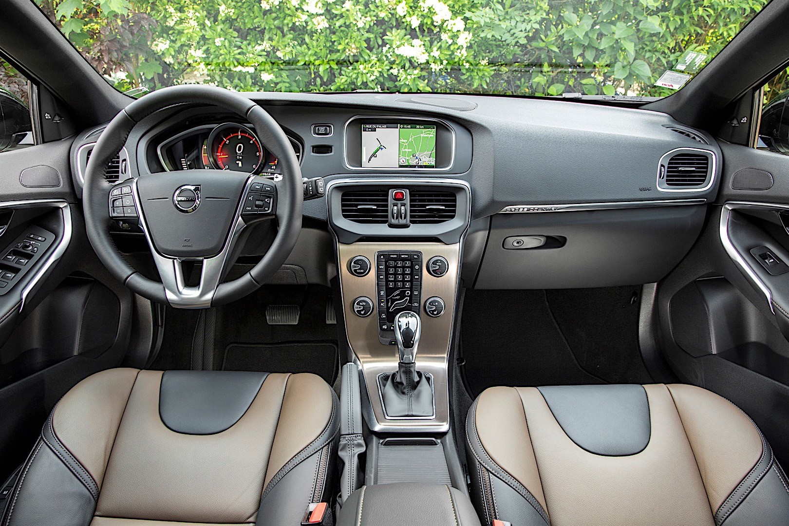 Volvo V40 Cross Country photo 43