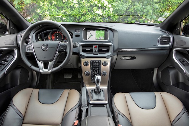Volvo V40 Cross Country photo 43