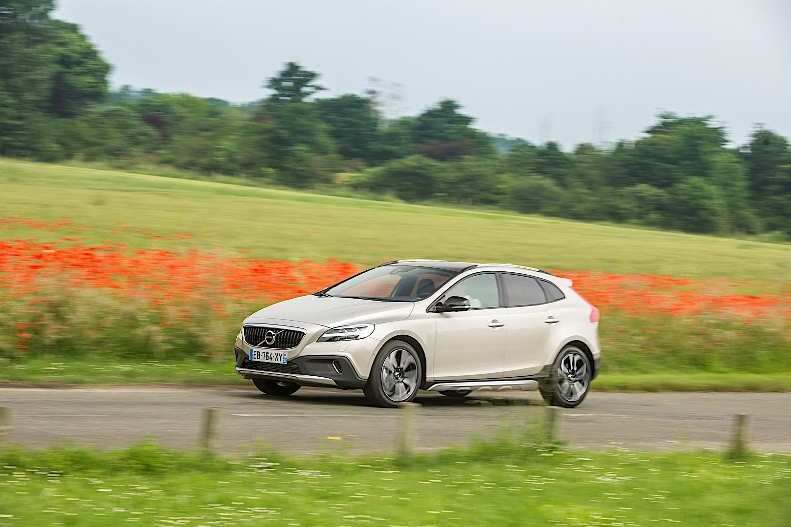 Volvo V40 Cross Country photo 36
