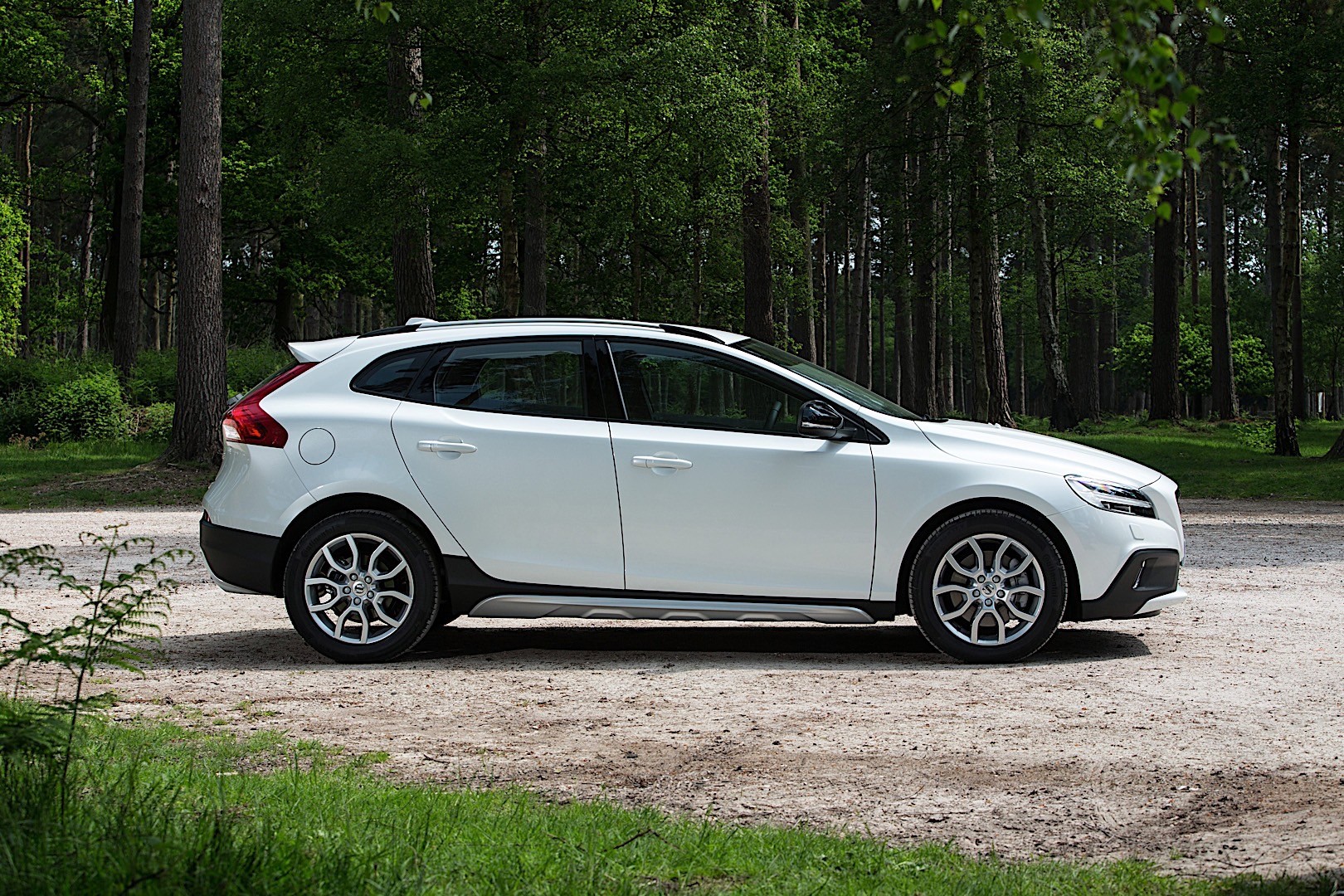 Volvo V40 Cross Country photo 37