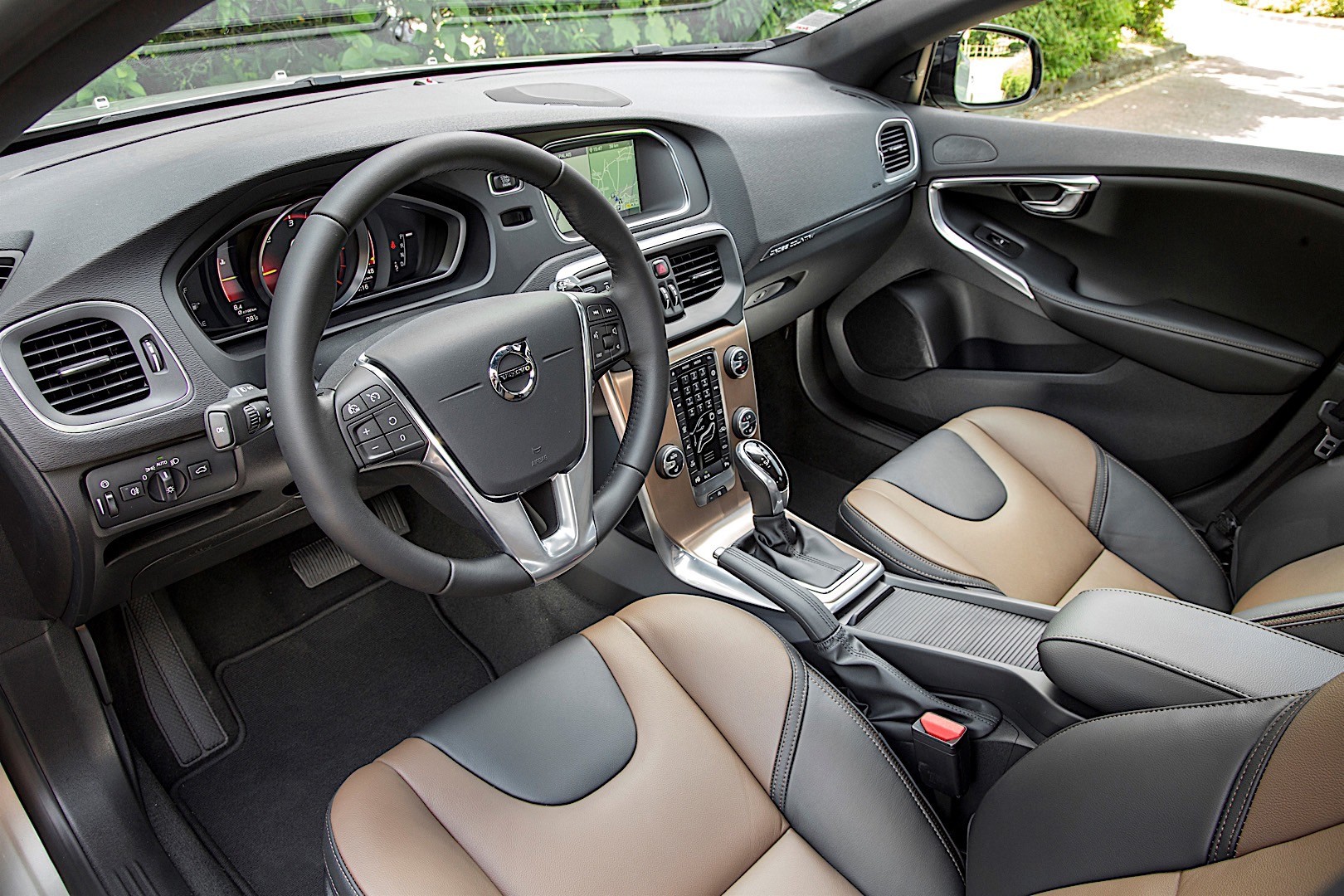 Volvo V40 Cross Country photo 44