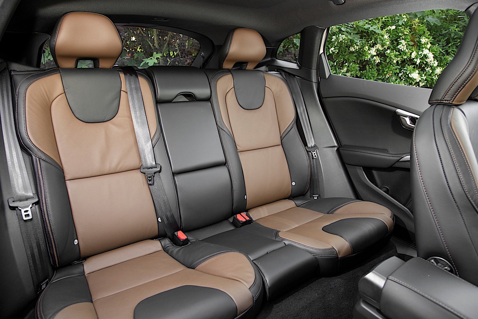 Volvo V40 Cross Country photo 46