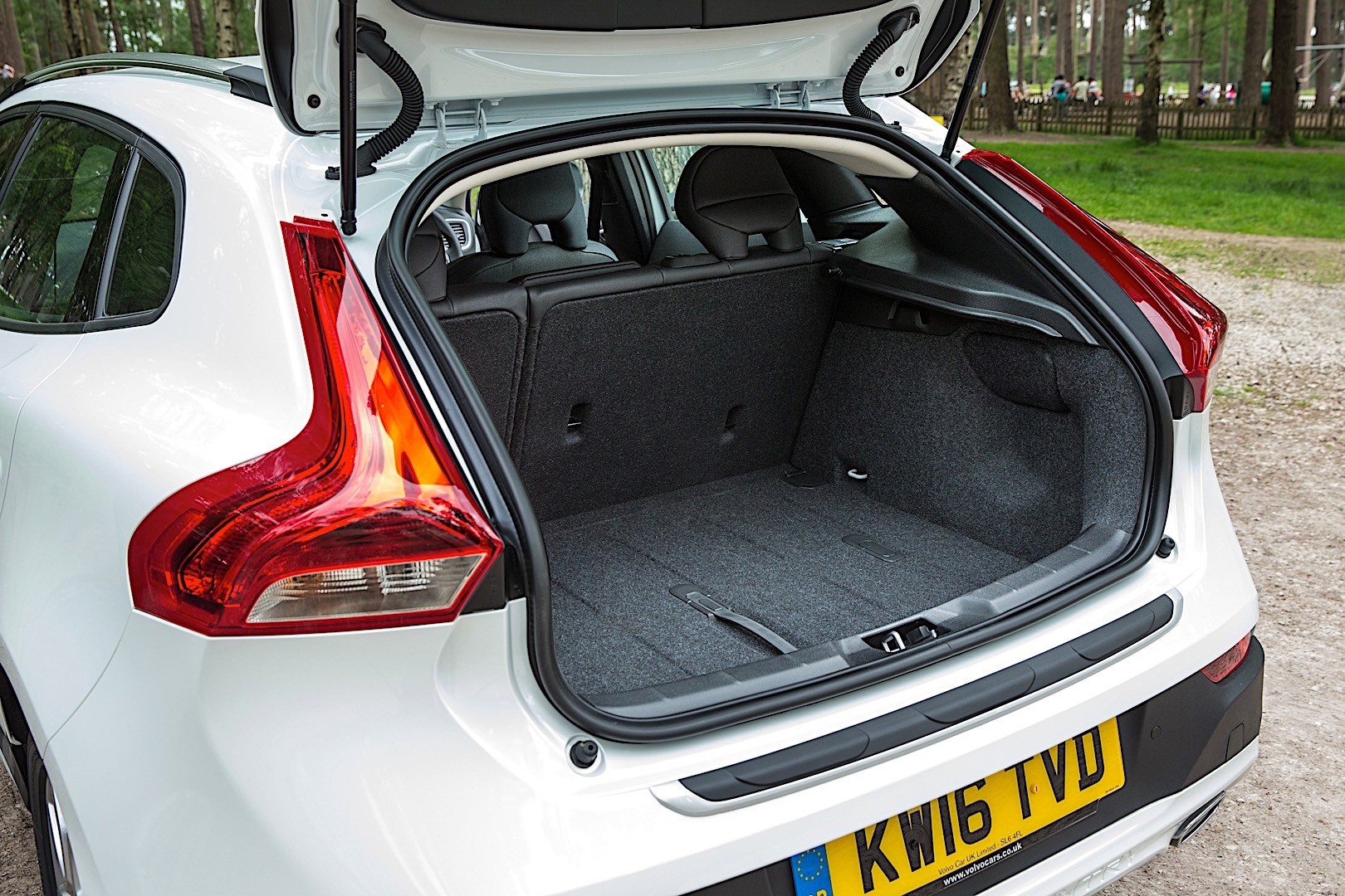 Volvo V40 Cross Country photo 48