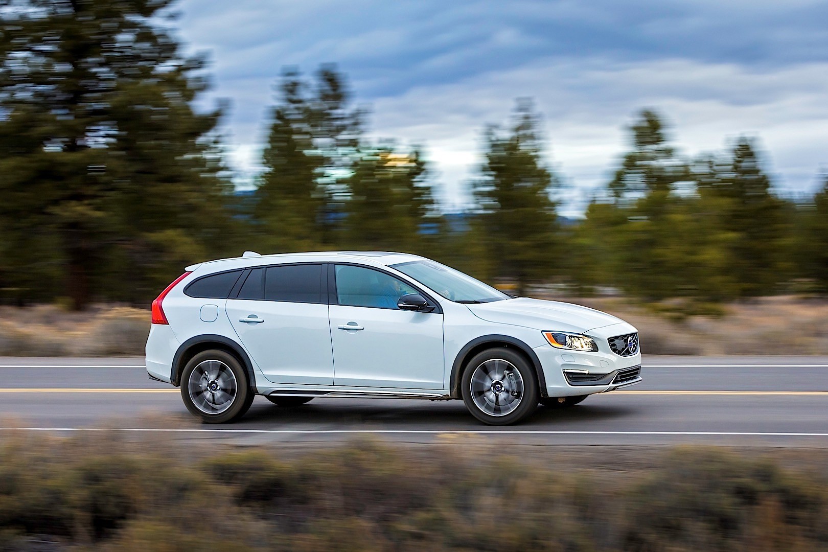 Volvo V60 Cross Country photo 10