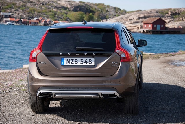 Volvo V60 Cross Country photo 11