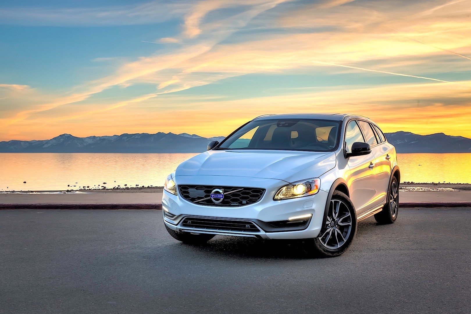Volvo V60 Cross Country photo 12