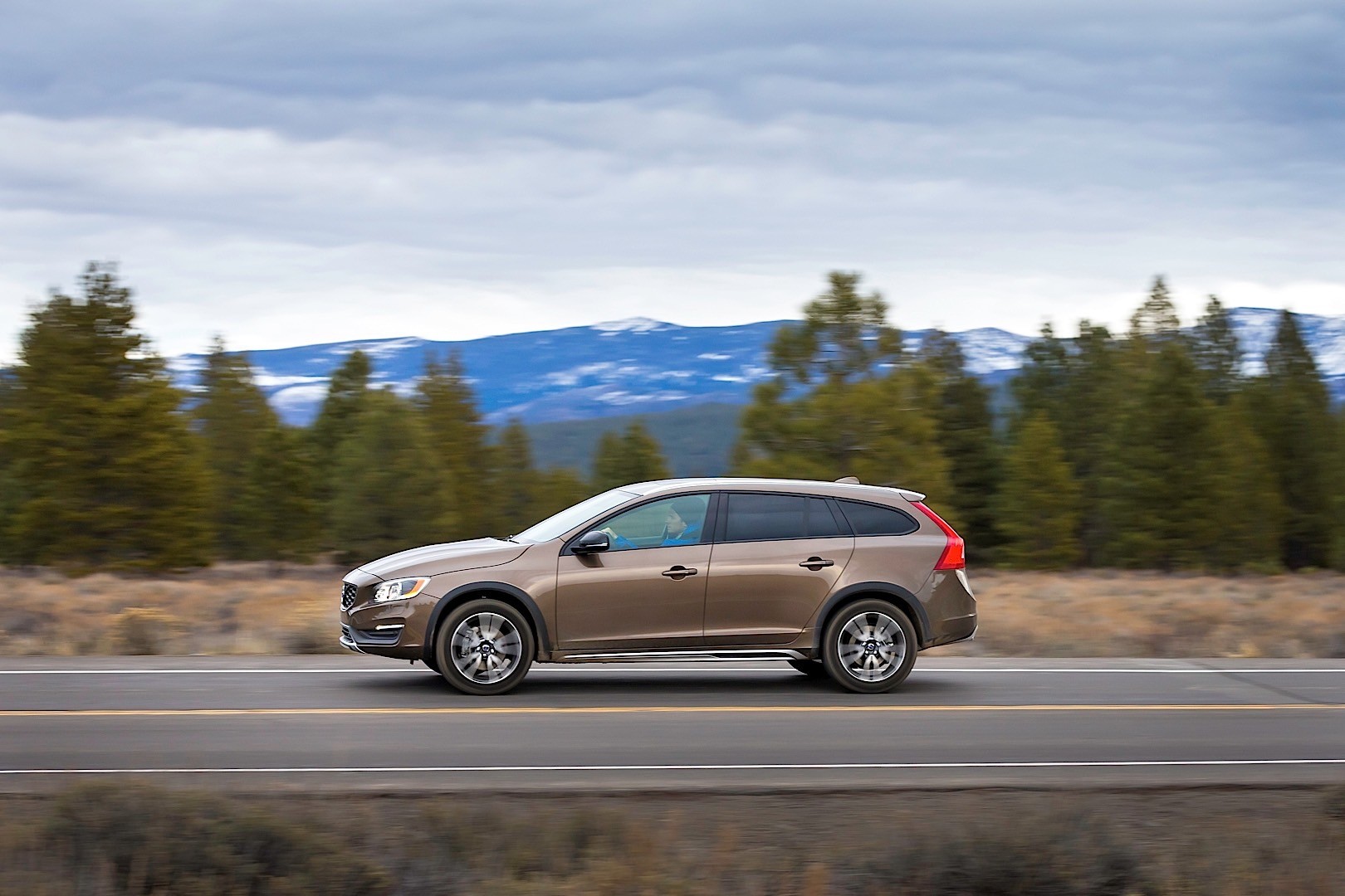 Volvo V60 Cross Country photo 17