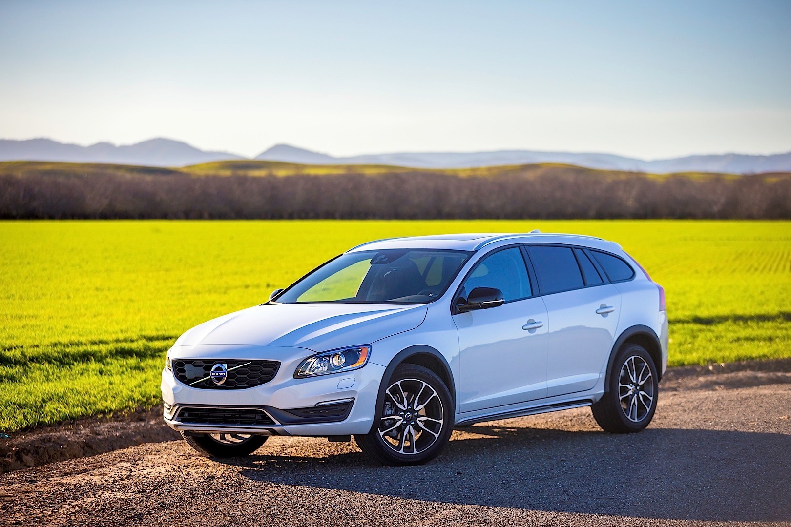 Volvo V60 Cross Country photo 18