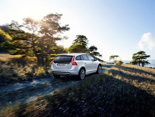 Volvo V60 Cross Country photo 29