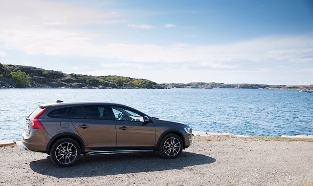 Volvo V60 Cross Country photo 33