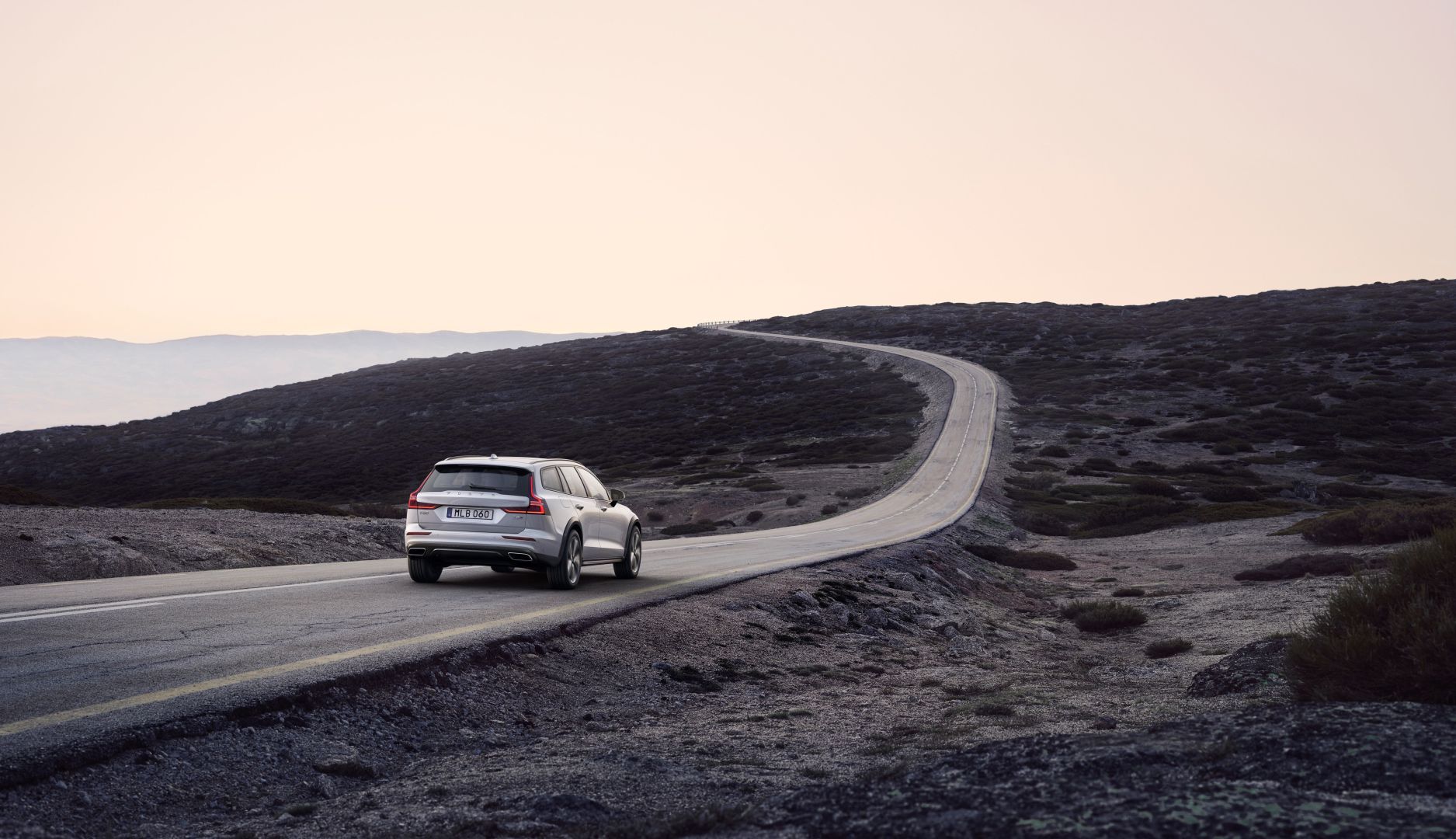 Volvo V60 Cross Country photo 9