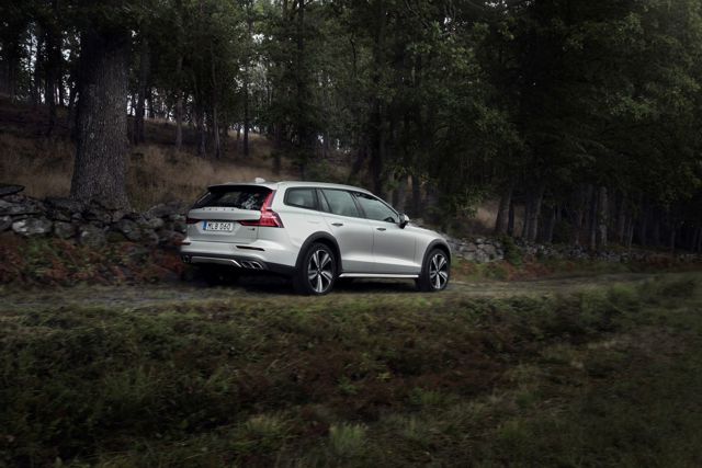 Volvo V60 Cross Country photo 15