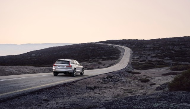 Volvo V60 Cross Country photo 23