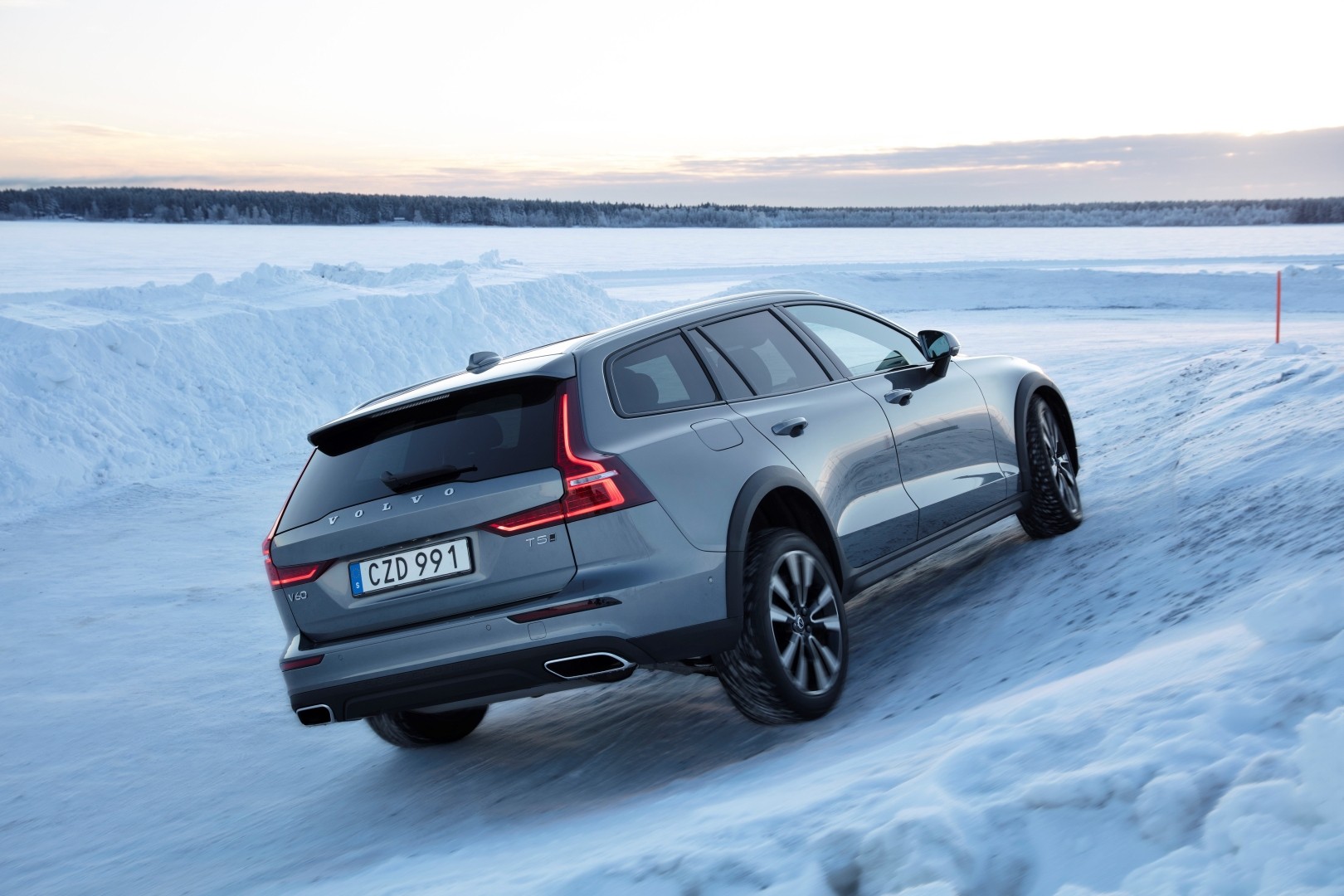 Volvo V60 Cross Country photo 27