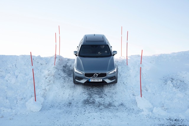 Volvo V60 Cross Country photo 29