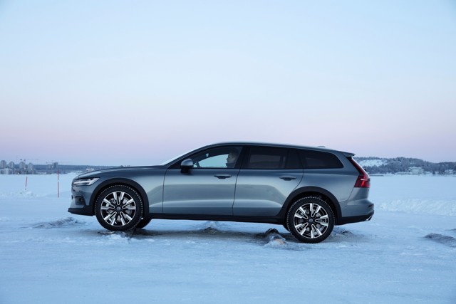 Volvo V60 Cross Country photo 30