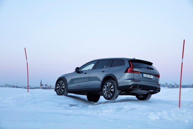 Volvo V60 Cross Country photo 31