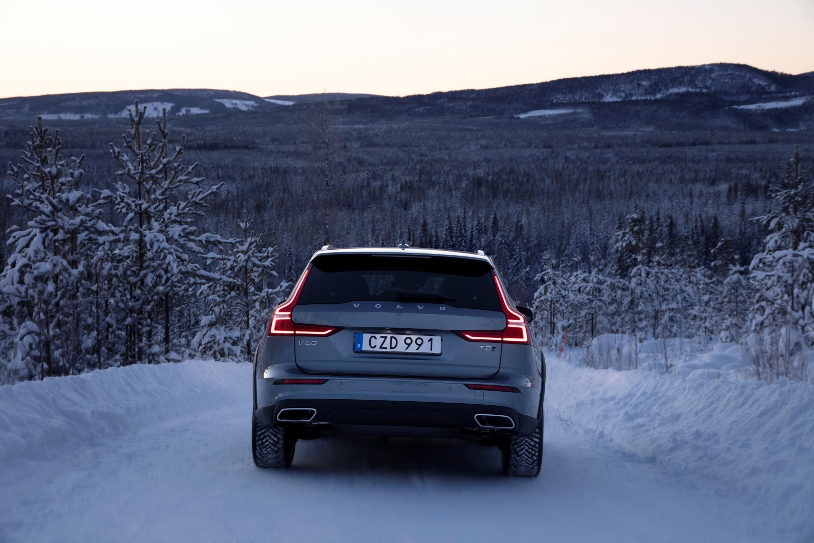 Volvo V60 Cross Country photo 37