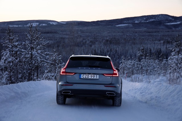 Volvo V60 Cross Country photo 37