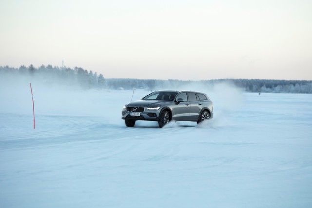Volvo V60 Cross Country photo 44