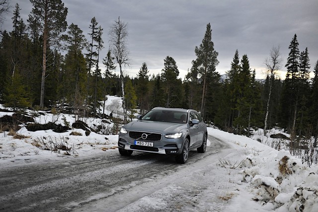 Volvo V90 Cross Country photo 1