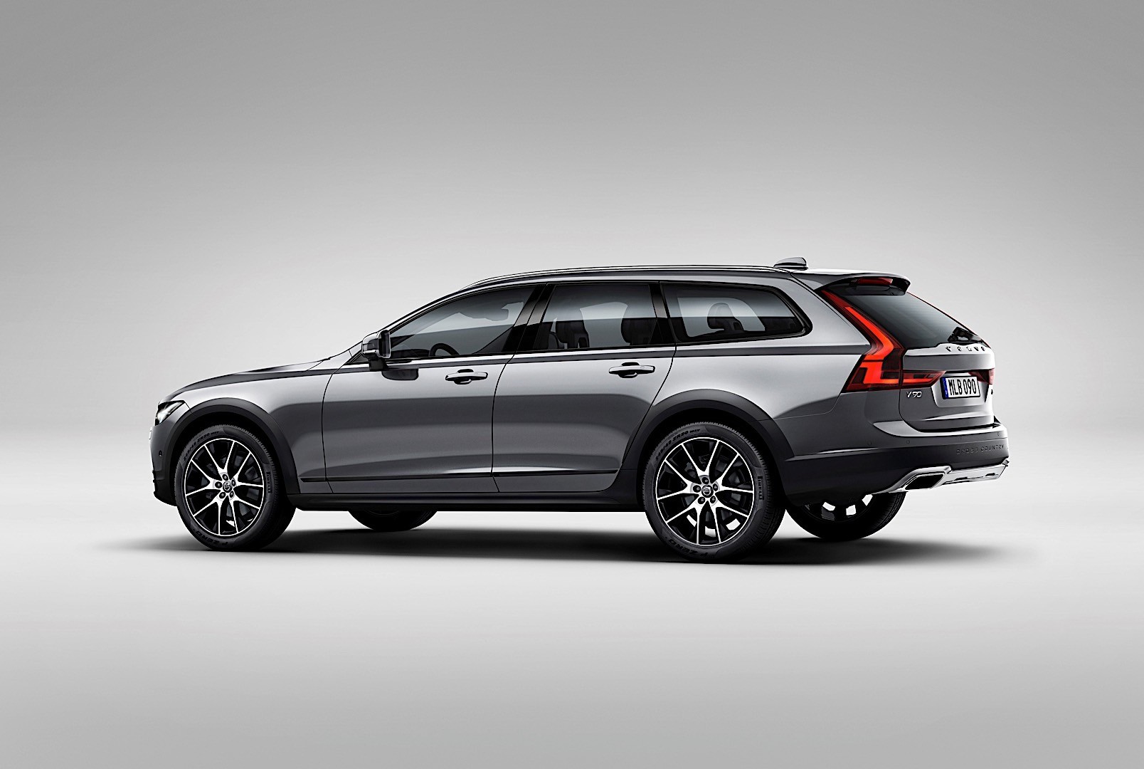 Volvo V90 Cross Country photo 8