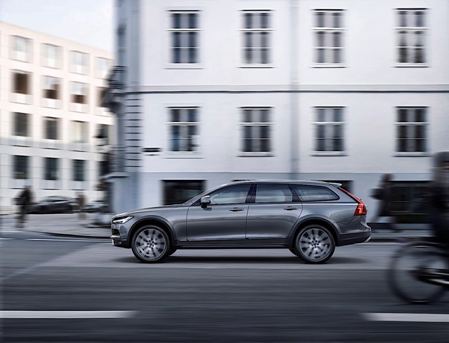Volvo V90 Cross Country photo 10