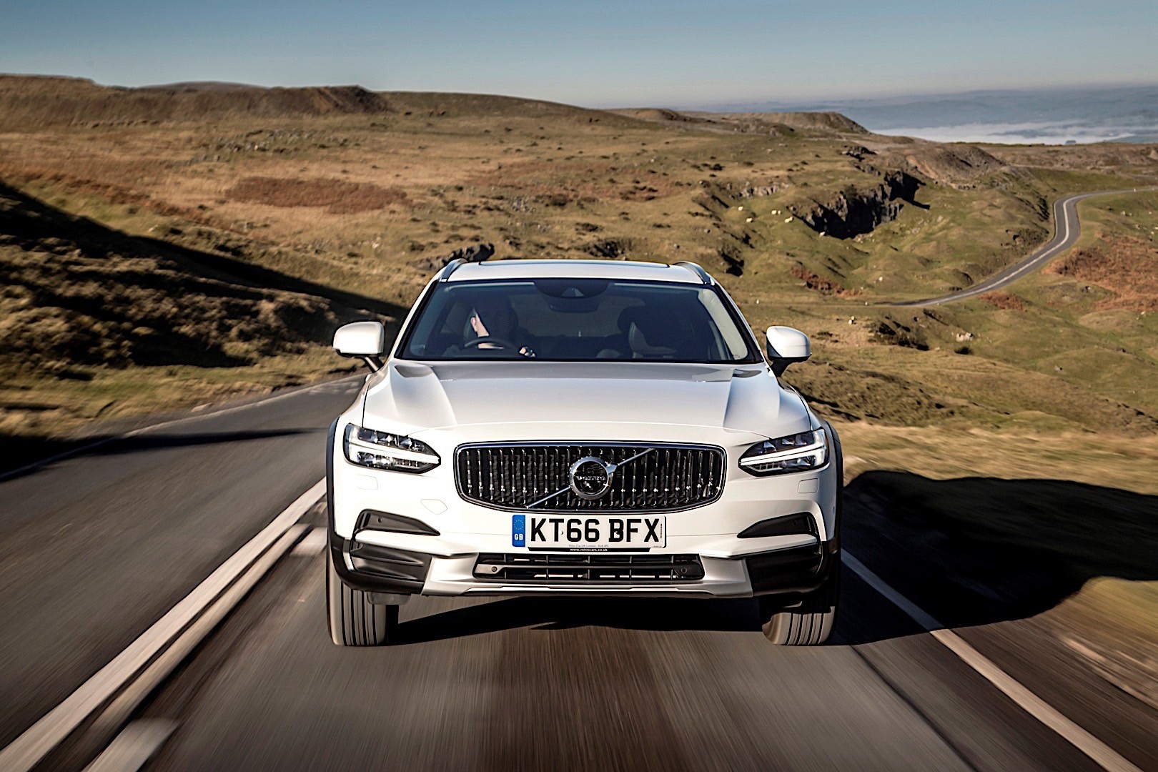 Volvo V90 Cross Country photo 12