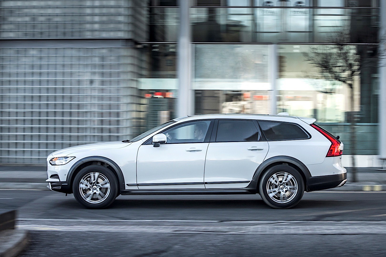 Volvo V90 Cross Country photo 14