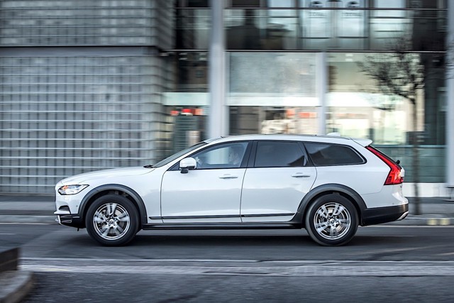 Volvo V90 Cross Country photo 14