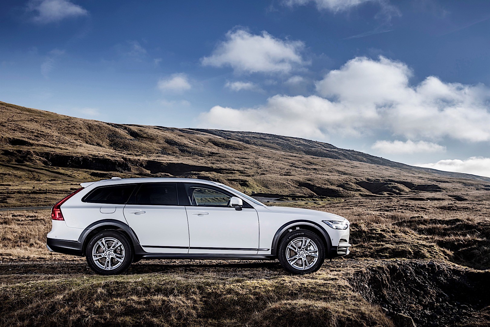 Volvo V90 Cross Country photo 15