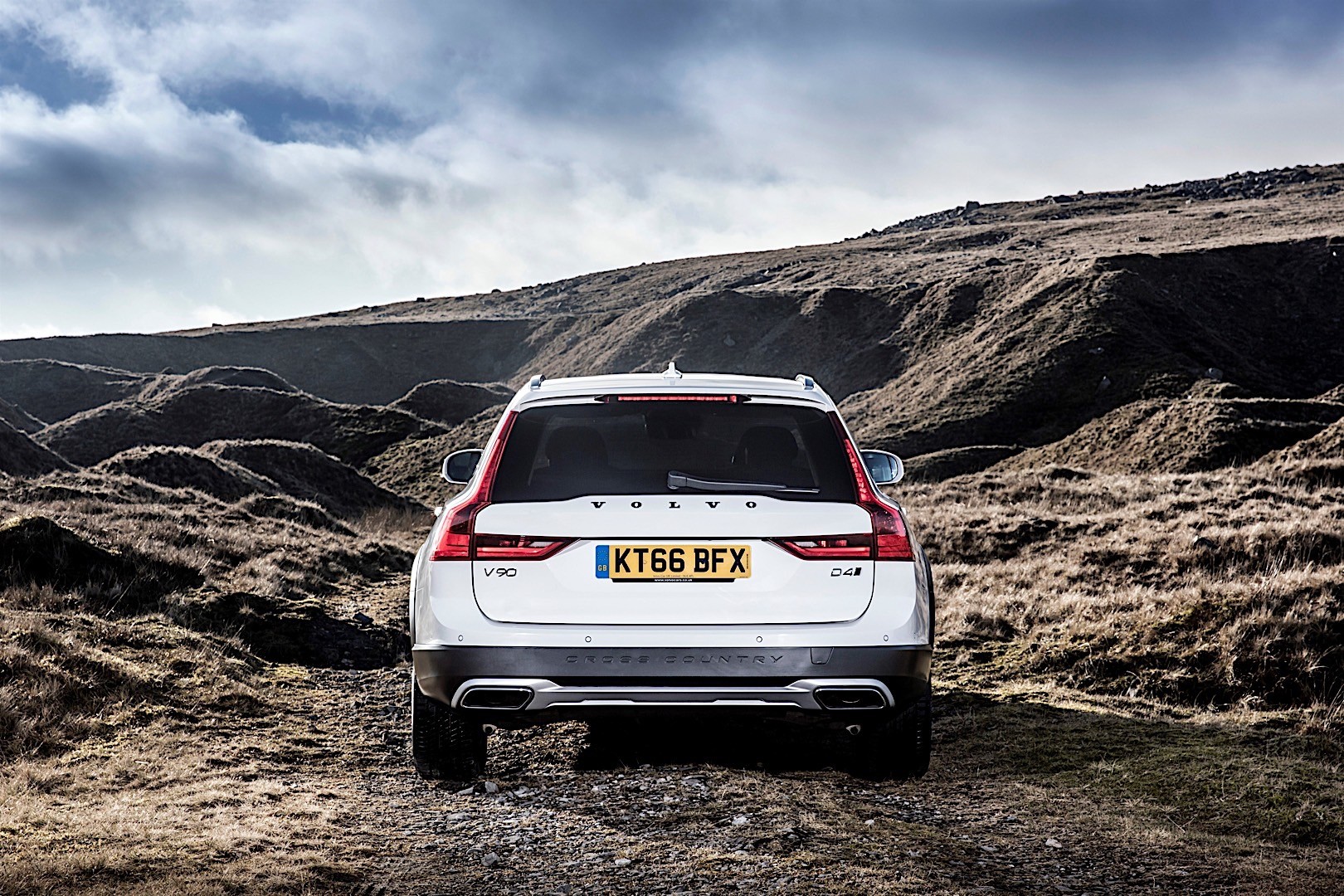 Volvo V90 Cross Country photo 16