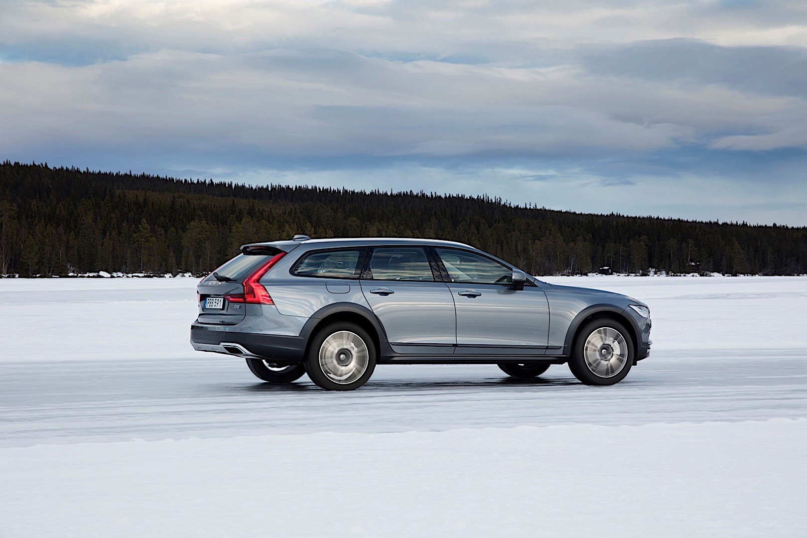 Volvo V90 Cross Country photo 20