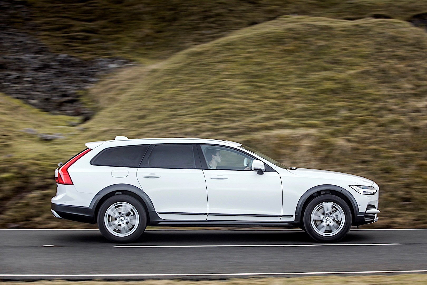 Volvo V90 Cross Country photo 23