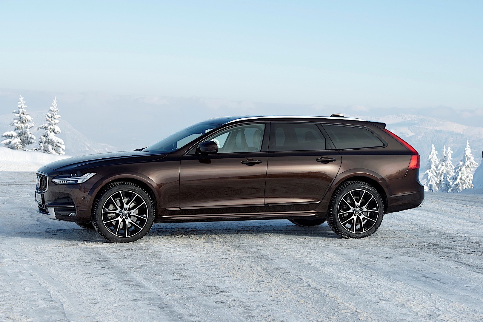 Volvo V90 Cross Country photo 25