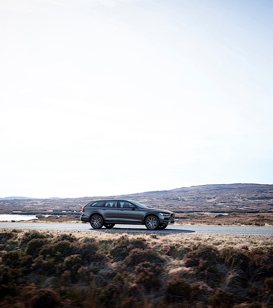 Volvo V90 Cross Country photo 27