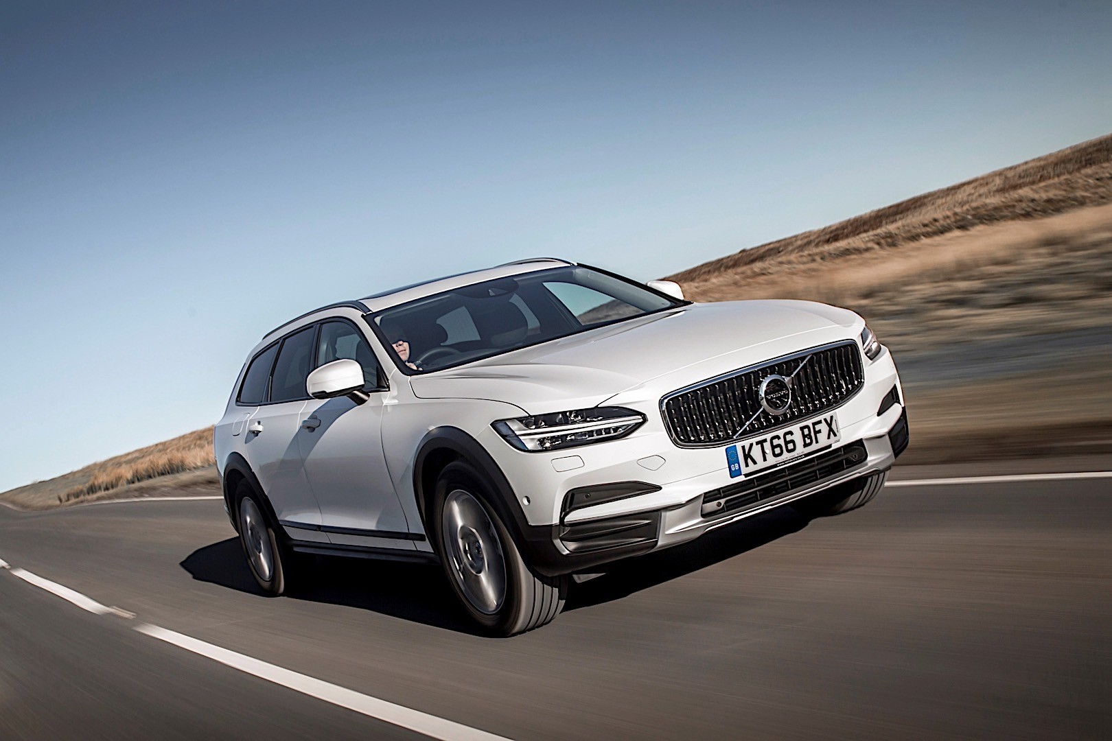Volvo V90 Cross Country photo 31