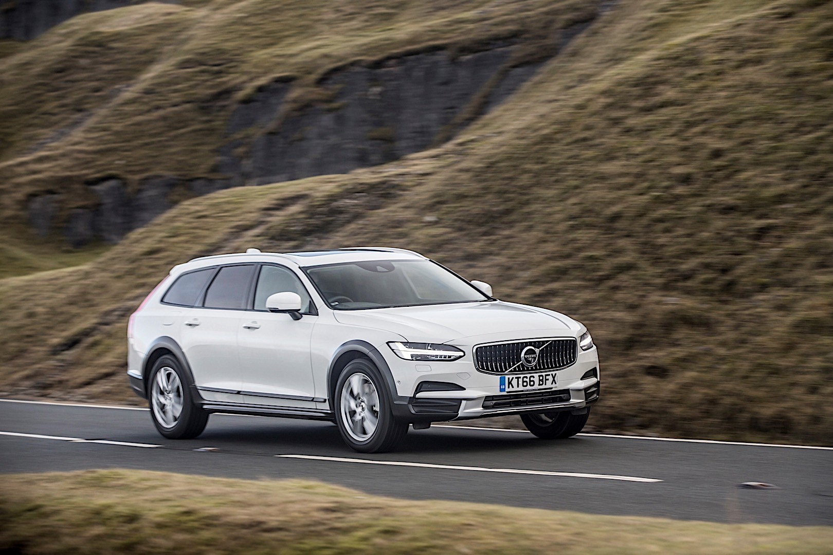 Volvo V90 Cross Country photo 32