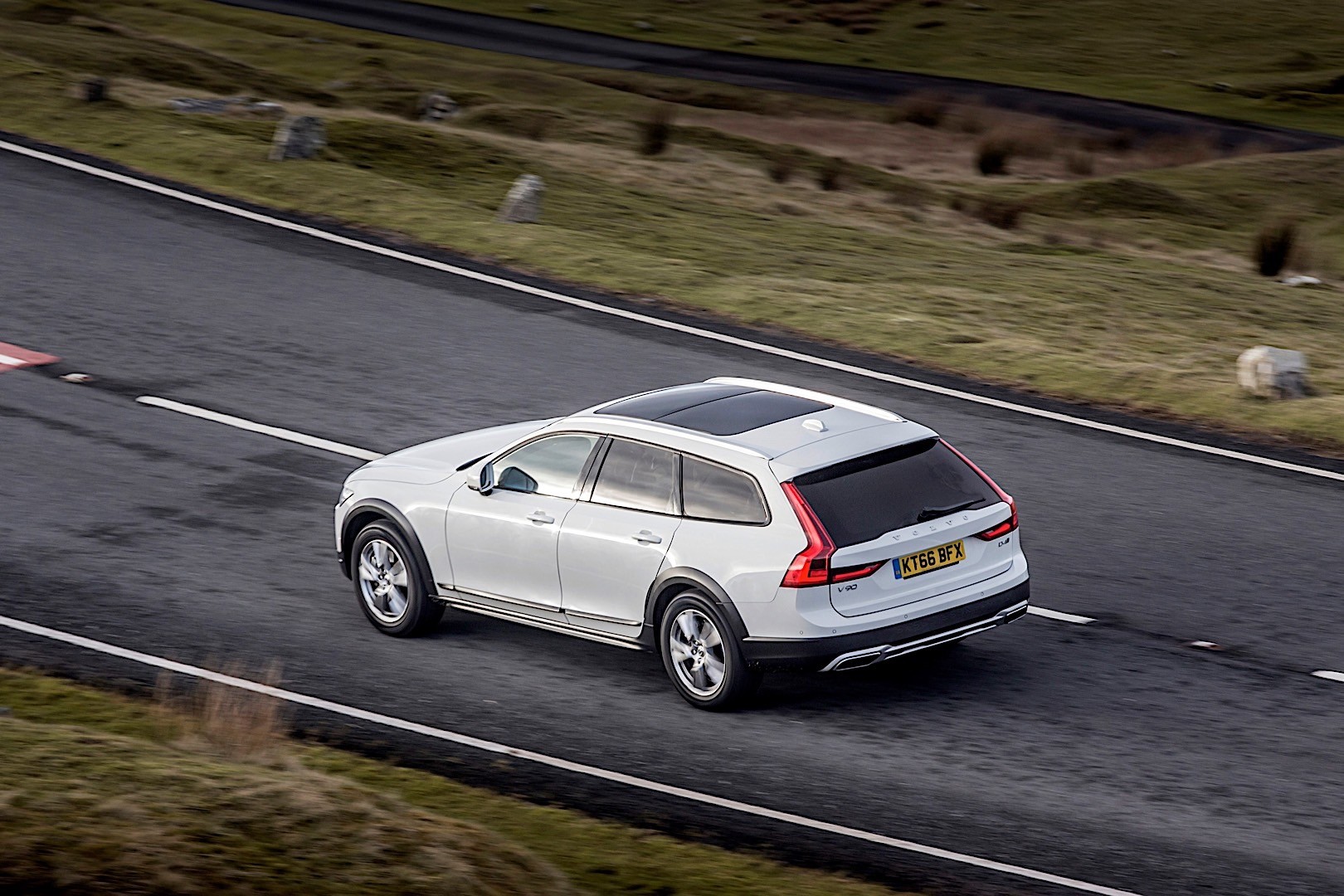Volvo V90 Cross Country photo 33