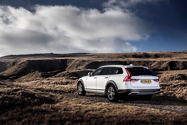 Volvo V90 Cross Country photo 34