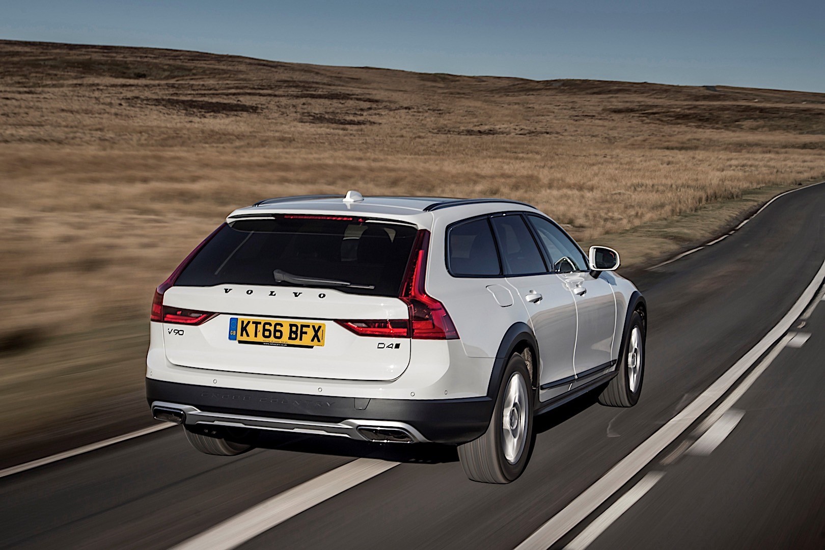 Volvo V90 Cross Country photo 35