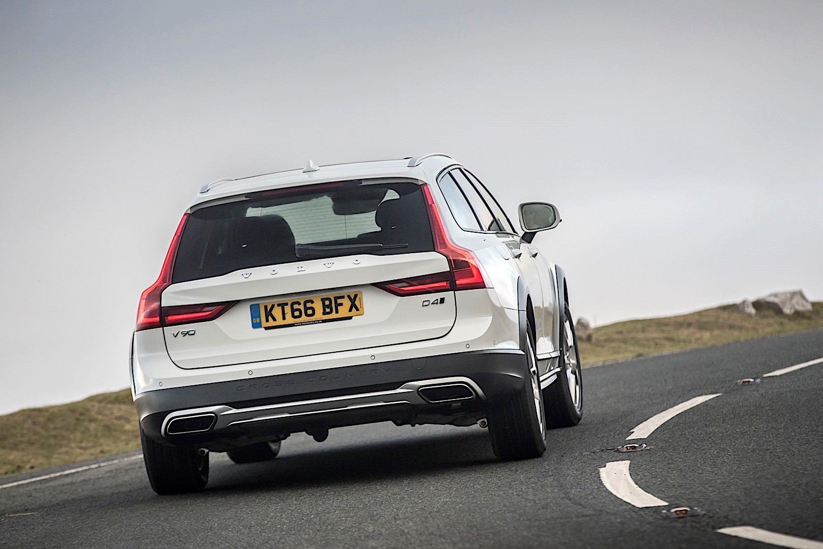 Volvo V90 Cross Country photo 36