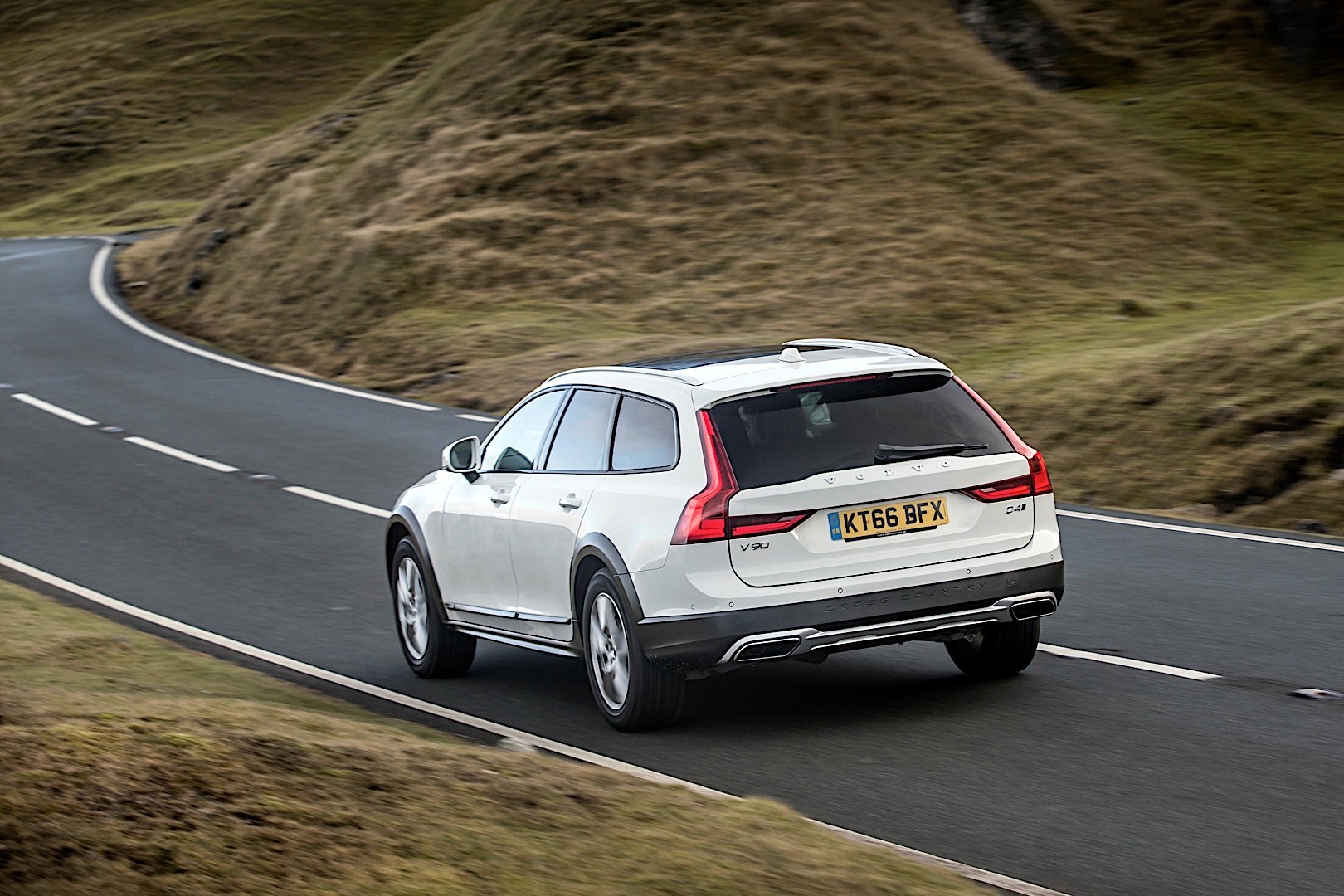 Volvo V90 Cross Country photo 37